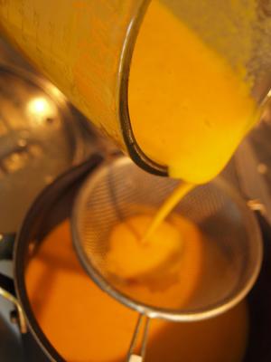 藏红花奶油芝士胡萝卜浓汤配大蒜培根橄榄油煎面包粒的做法 步骤9