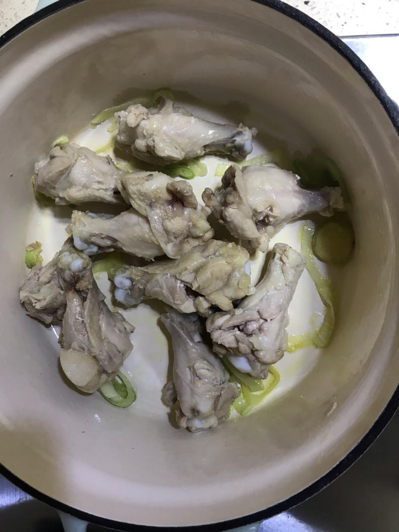 无水鸡腿焖蔬菜【9月北鼎珐琅铸铁锅食谱】