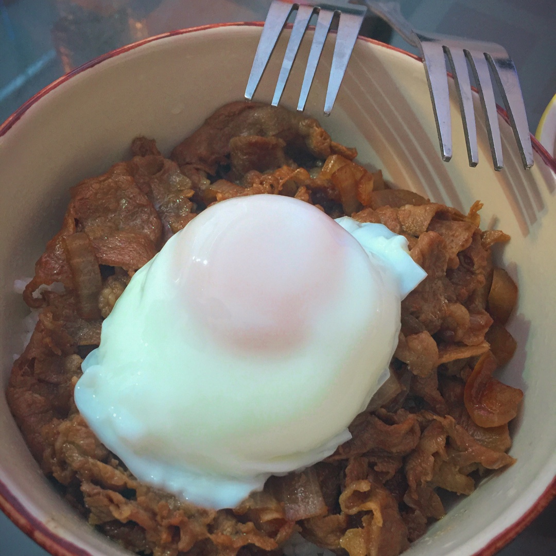 【温泉蛋肥牛盖饭】