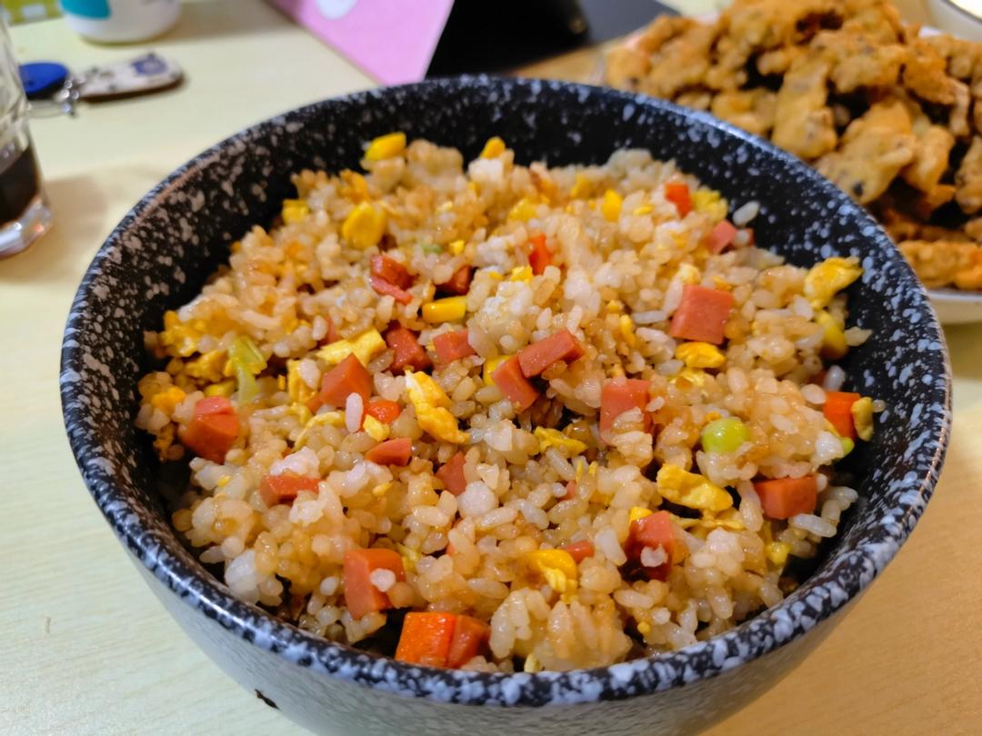 鸡蛋火腿炒饭（三分钟搞定）