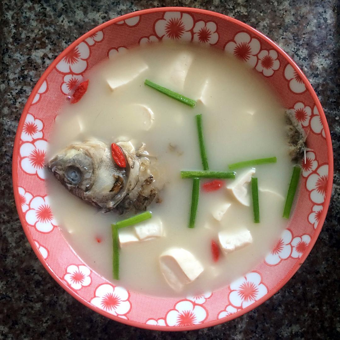 奶白鲫鱼豆腐汤