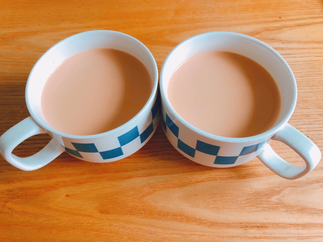 最简单的港式奶茶怎么做？四个步骤就搞定。