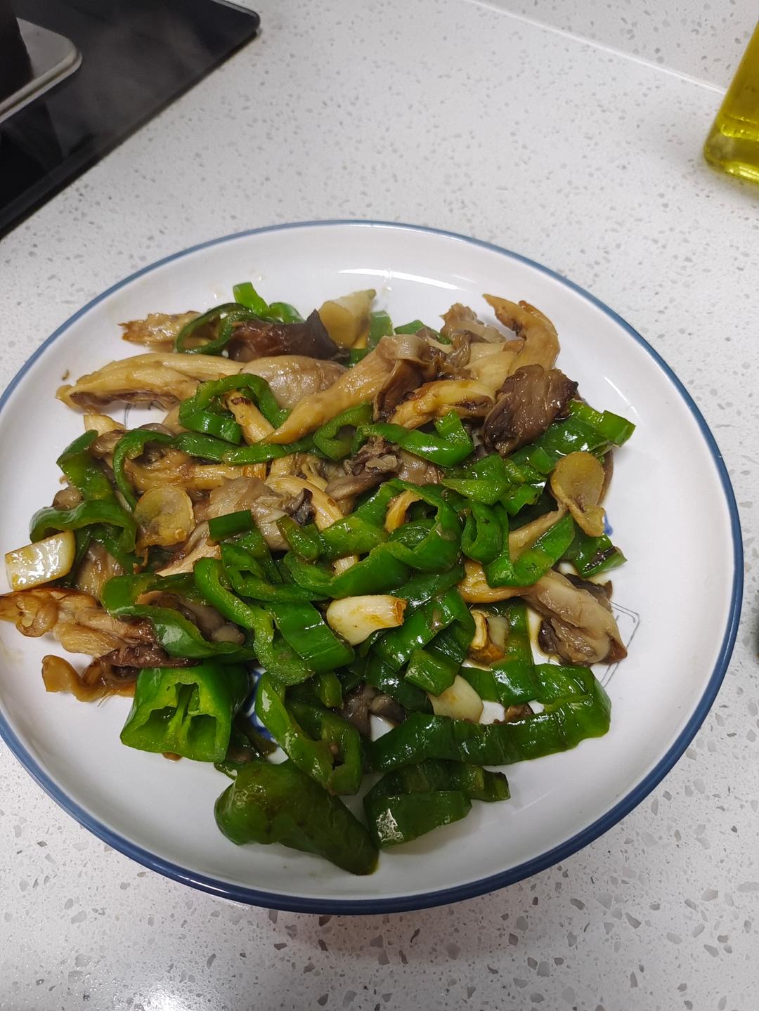 平菇青椒炒鸡蛋 好吃又营养的超快手家常菜