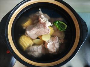 砂锅玉米骨头汤的做法 步骤2