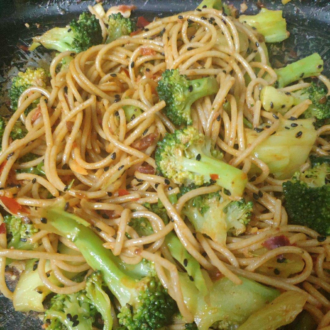 西兰花虾仁豆瓣意大利面