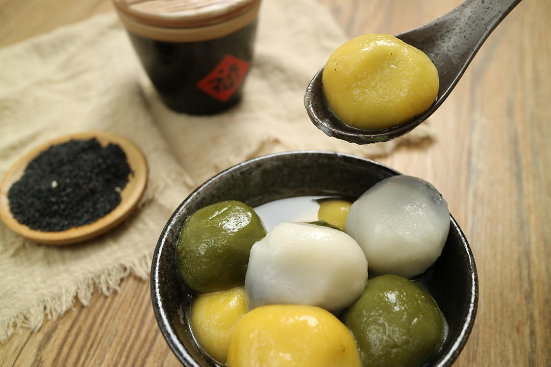 五彩缤纷的流心黑芝麻汤圆