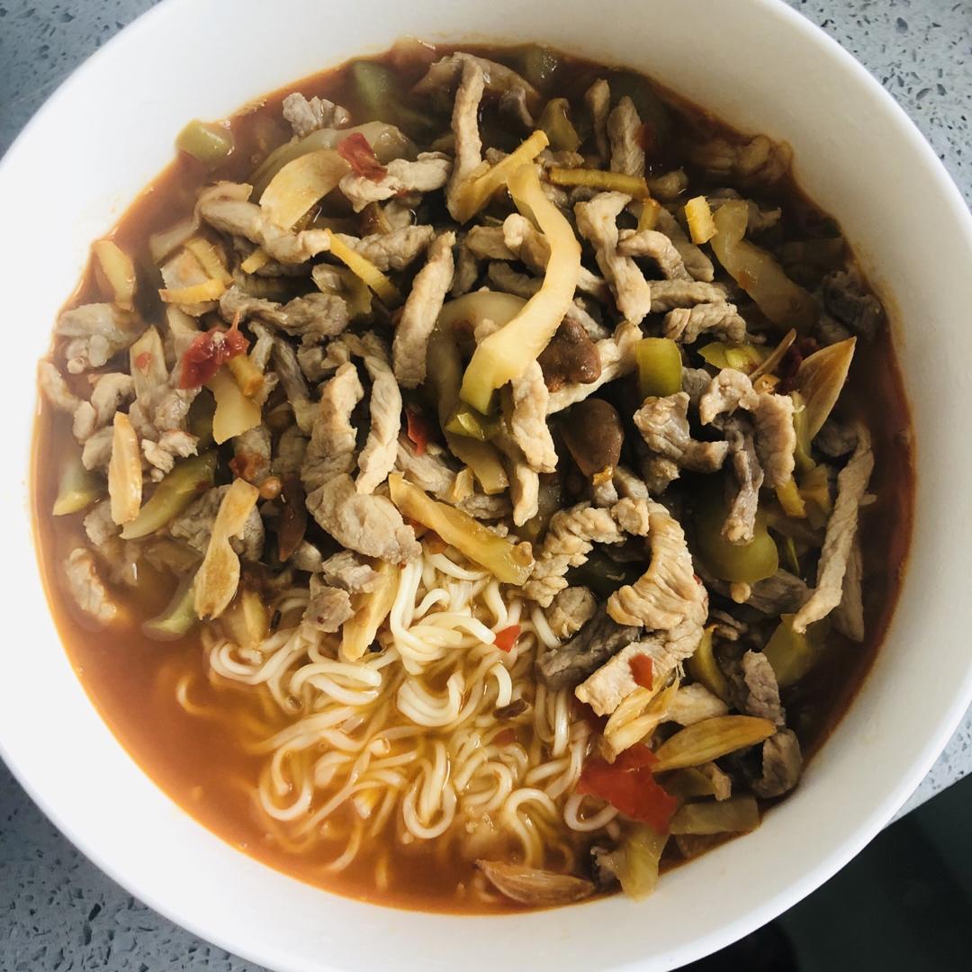 教你在家也可以做的榨菜肉丝面，香辣开胃，面条好吃到连汤都不剩