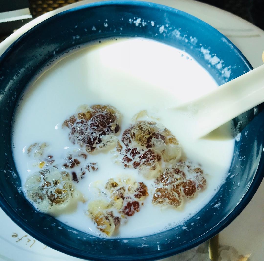 牛奶炖桃胶