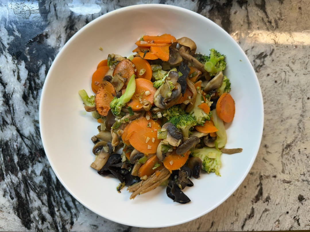 减脂餐～鲜美爽口的西蓝花炒口蘑