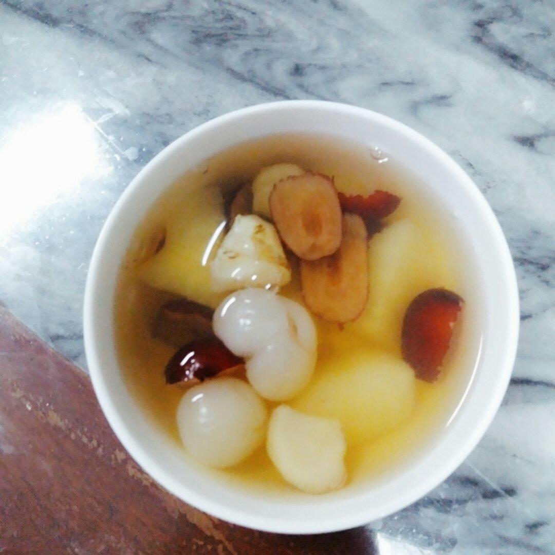 苹果里的懒虫做的冬季滋补糖水四宝水果汤