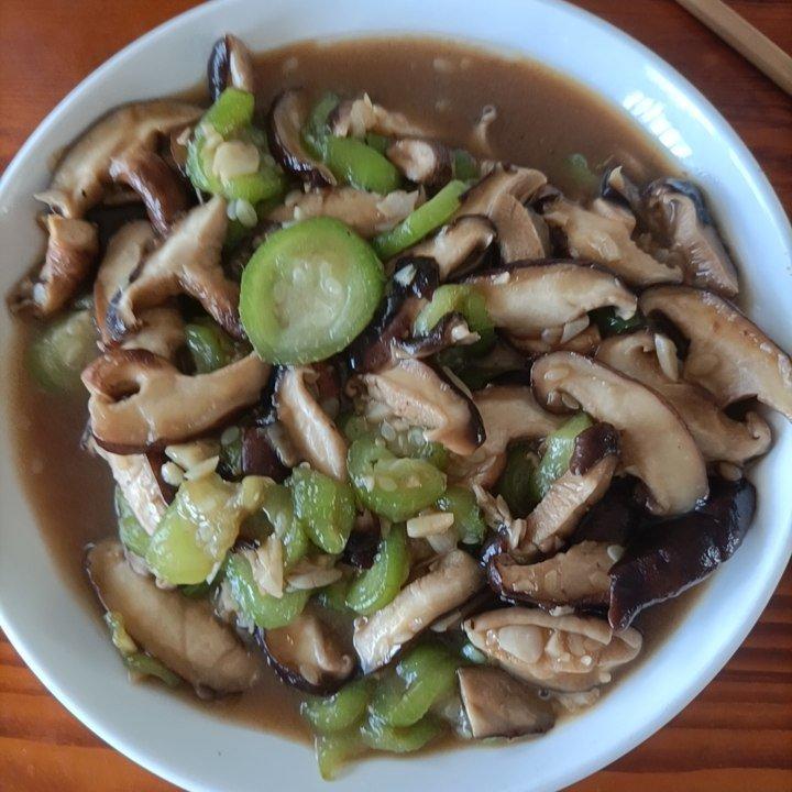营养又鲜美的蚝油丝瓜炒香菇｜减肥必备食谱