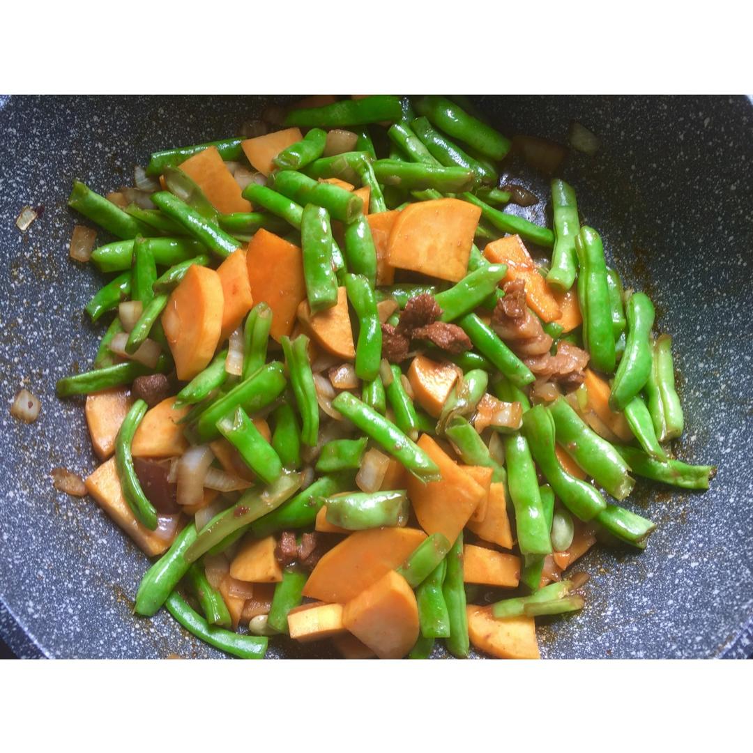 五花肉豆角焖饭
