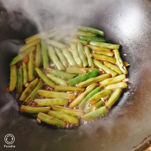 每天都要吃豆制品：烧豆角的做法 步骤3