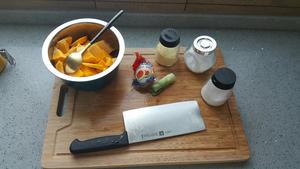 葱油咸蛋煨南瓜的做法 步骤1