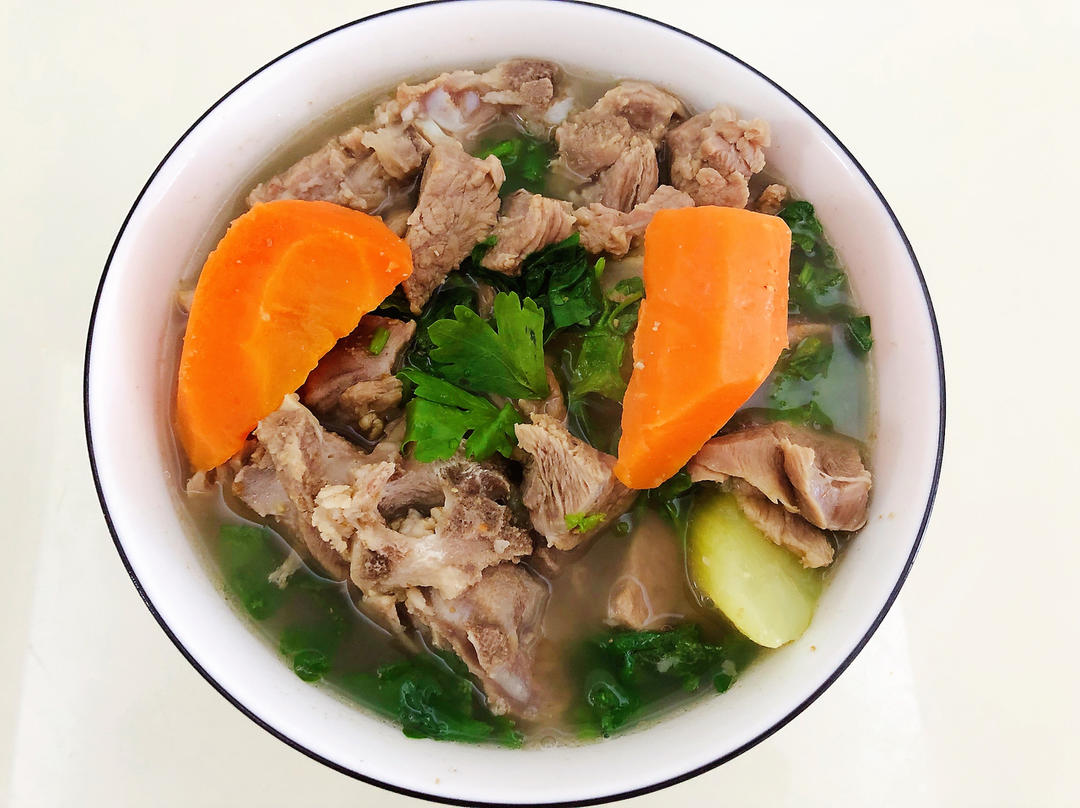 清炖羊排，老爸的拿手菜，汤鲜味浓，羊肉软烂，连萝卜都非常好吃