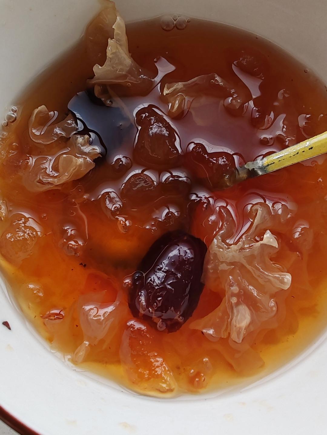 桃胶银耳红枣羹