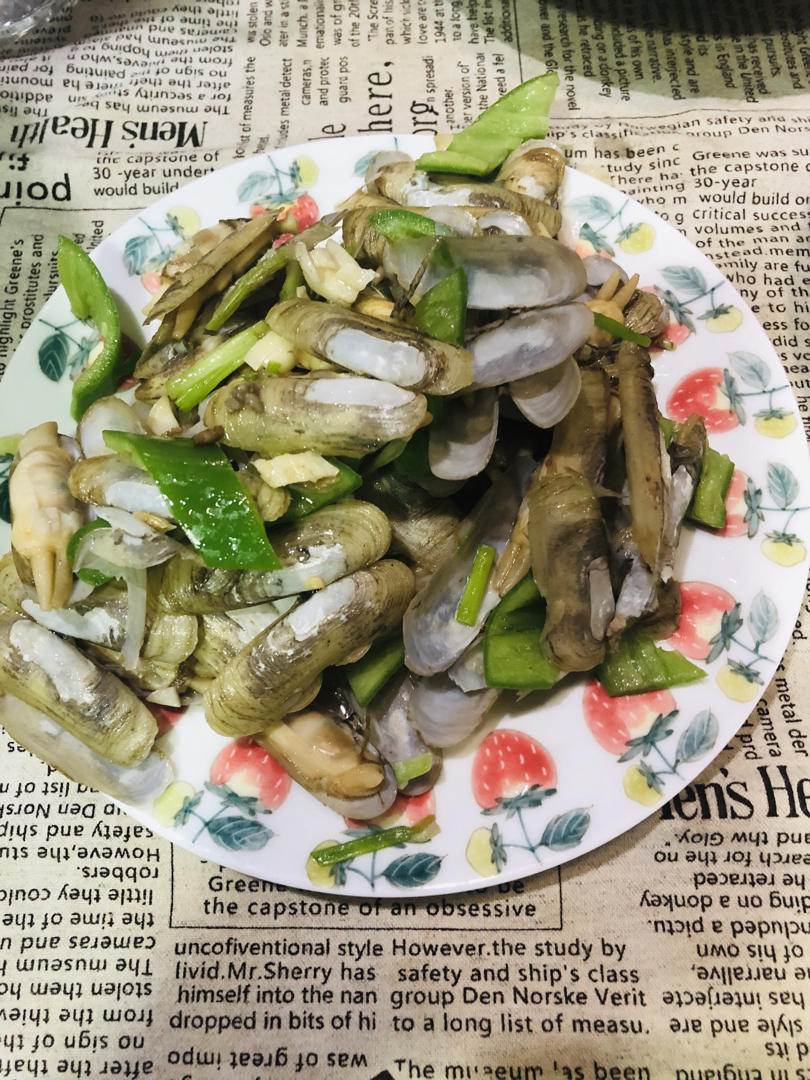 夜市啤酒配辣炒蛏子