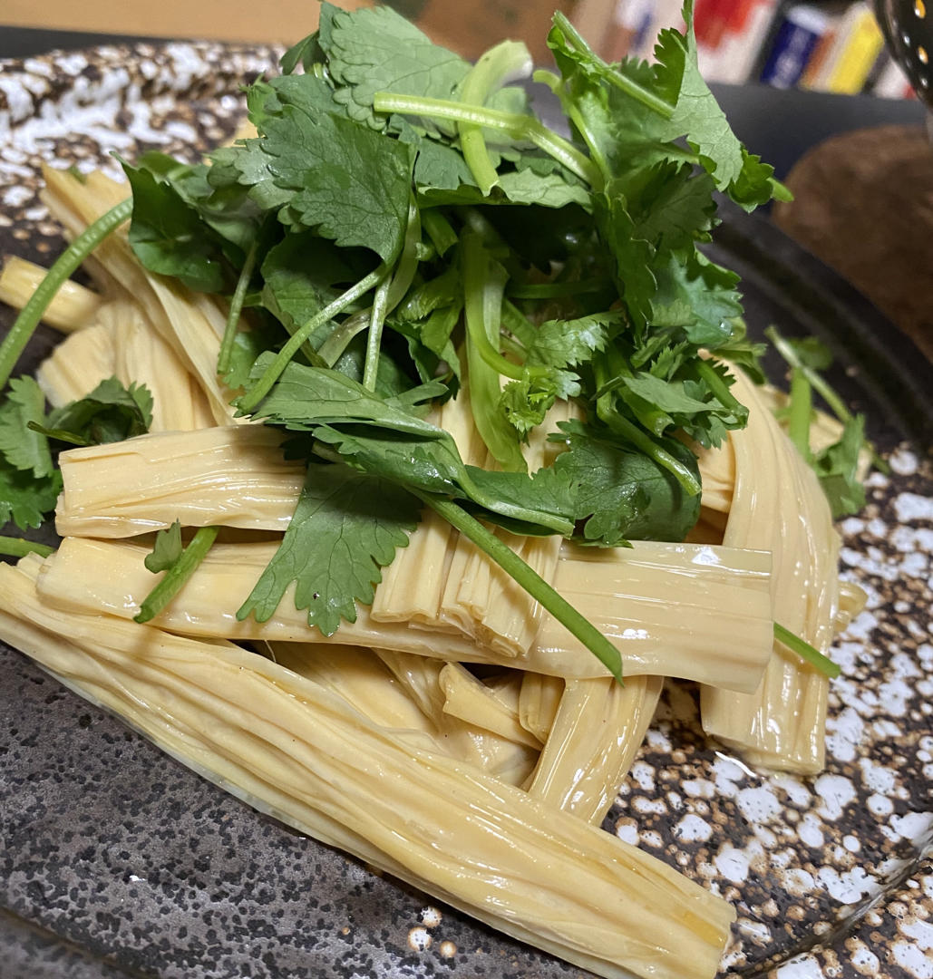 椒香凉拌西芹腐竹花生米~~