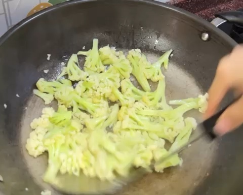 简单快手清炒花椰菜的做法 步骤3