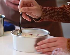 石榴夫妇的樱花蛋糕——简单易学的浪漫慕斯蛋糕，快来和暖小厨一起做起来吧！的做法 步骤31