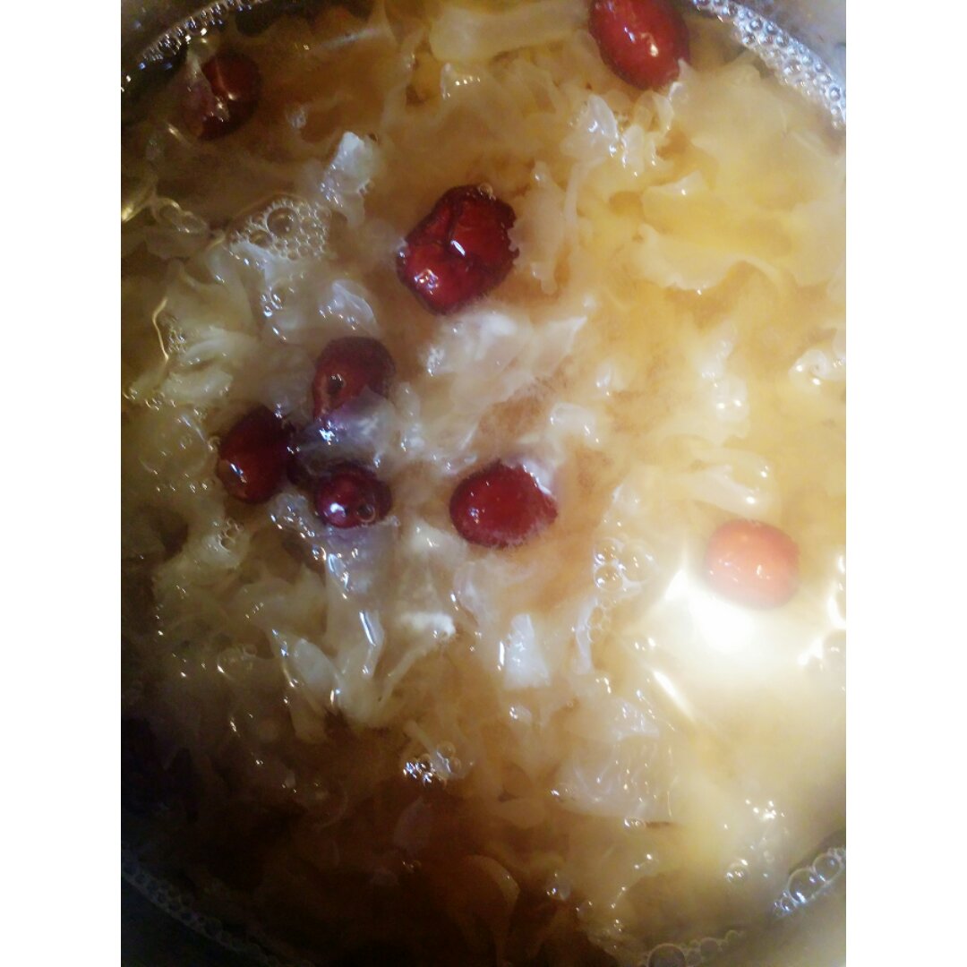 冰糖银耳红枣汤