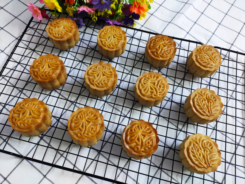 广式蛋黄莲蓉月饼🥮含50g~125g饼皮馅料比例🥮的做法