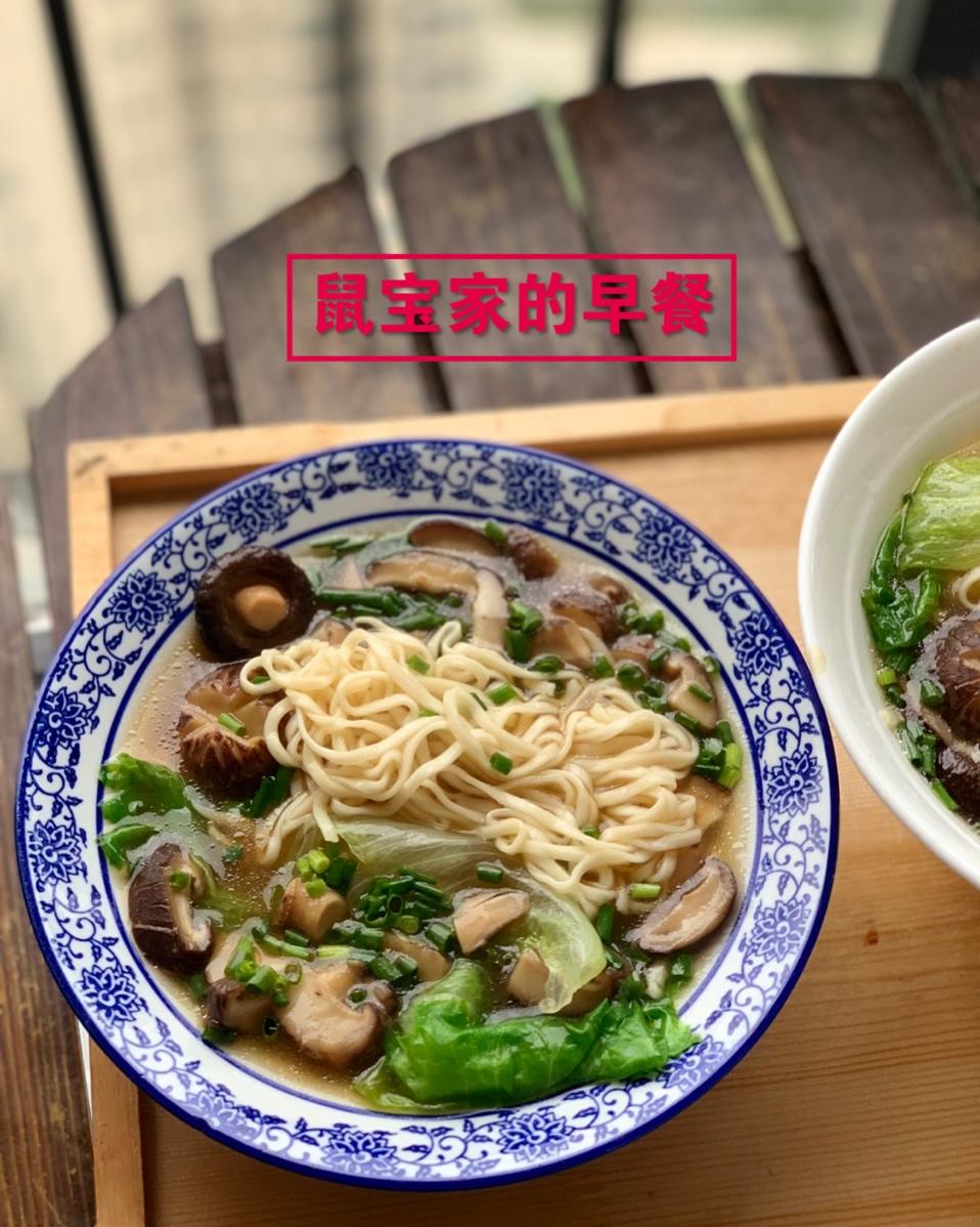 菌汤面条 看得见的香菇 尝得到的鲜美 这才是真正的菌汤