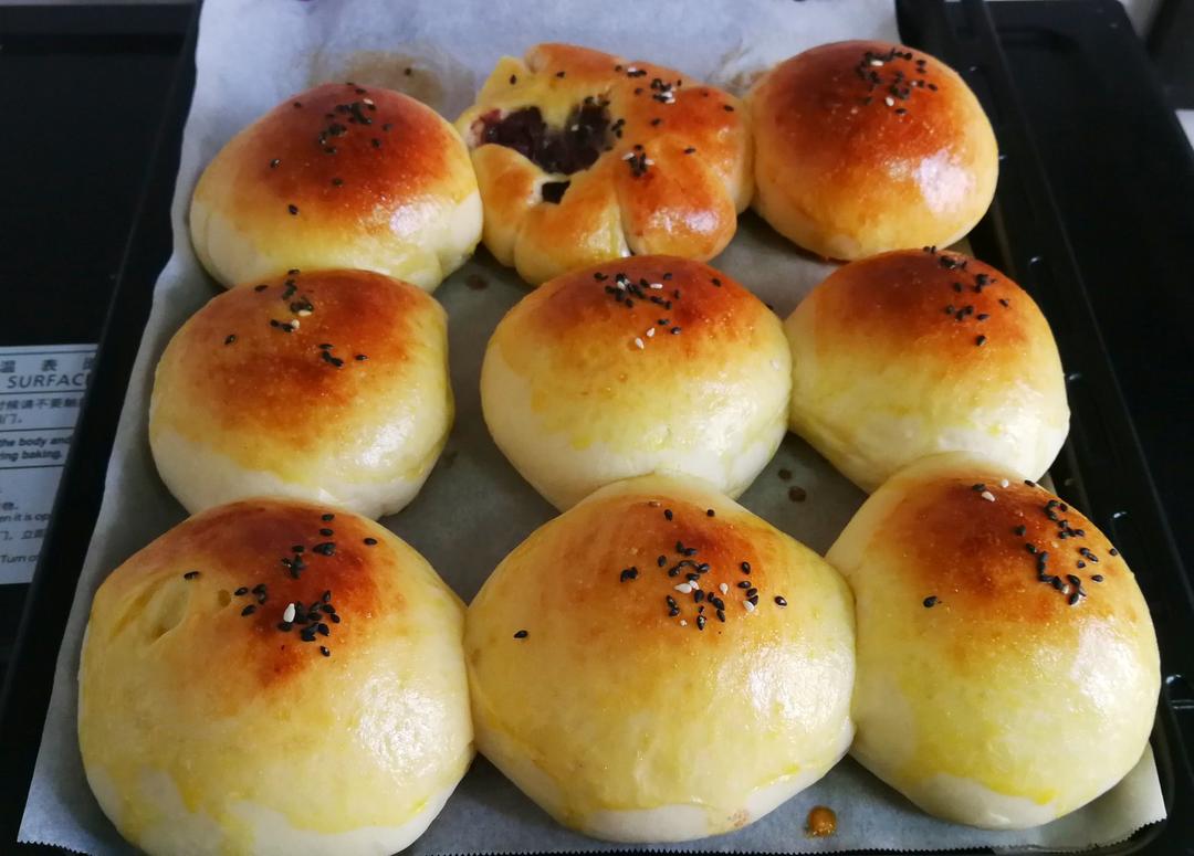 超软的奶香红豆沙面包