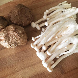 日式菌菇饭 きのこご飯的做法 步骤1