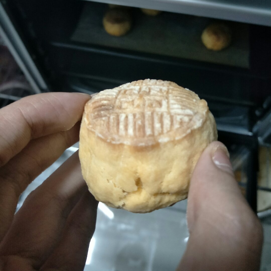 咸甜的味道刚刚好：港式金沙奶黄月饼（含金沙馅做法）