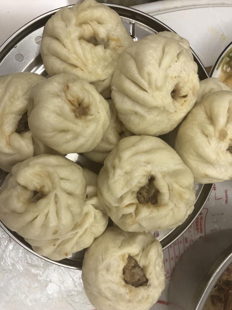 松软多汁的肉包子