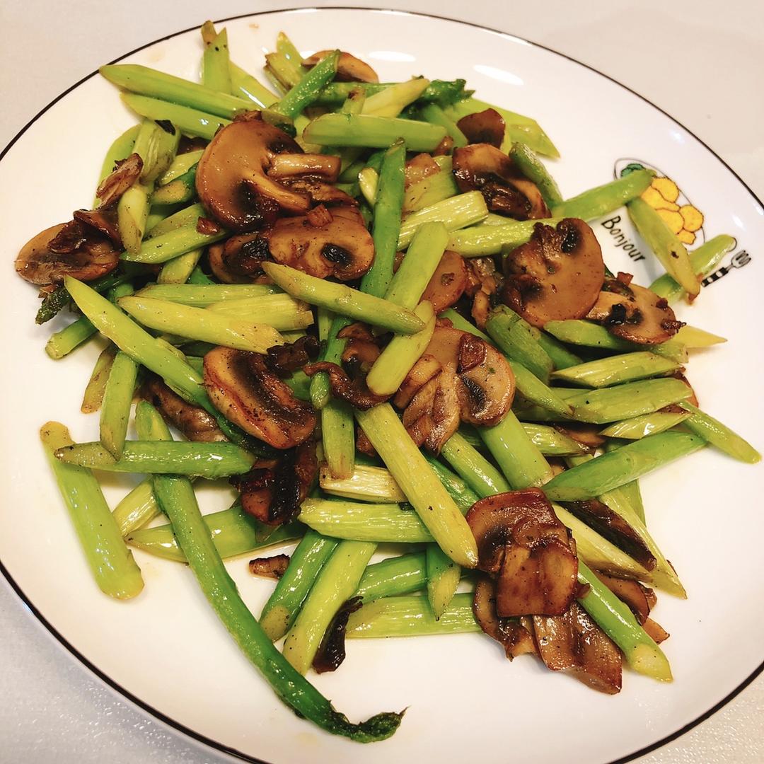 芦笋炒蘑菇