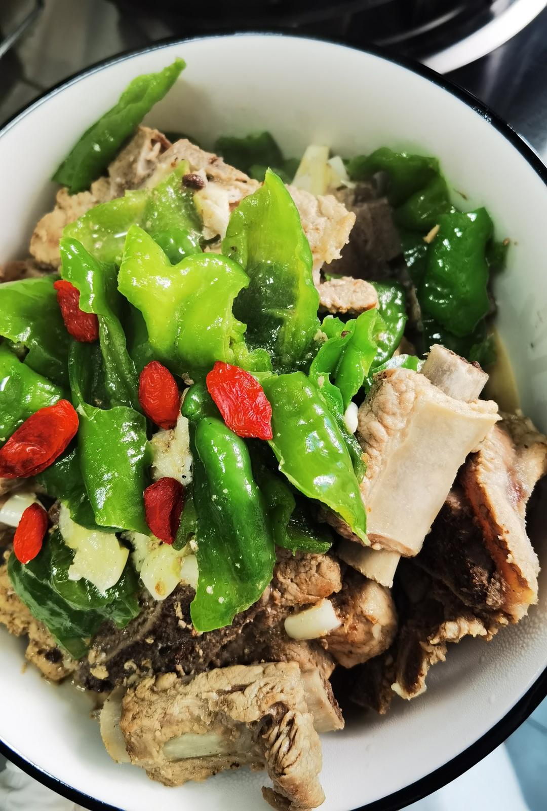 只用加盐的青椒汤排骨 鲜辣清爽超适合夏天！