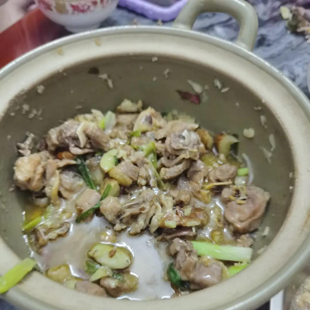 香味十足的沙姜鸡煲