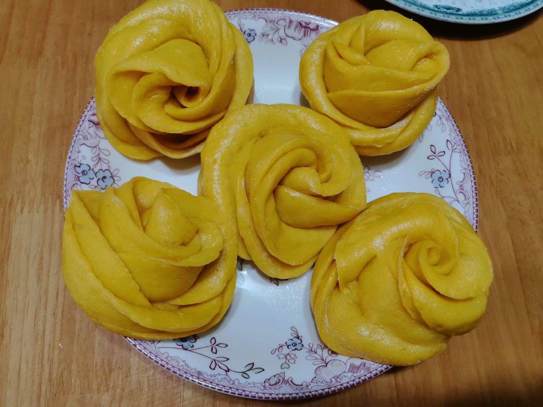 可以给宝宝当辅食的单纯版南瓜馒头，含玫瑰花、刺猬、南瓜造型馒头做法