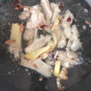 麻辣干锅排骨的做法 步骤3