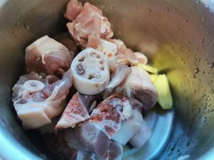 猪尾巴煲黑豆汤的做法 步骤3