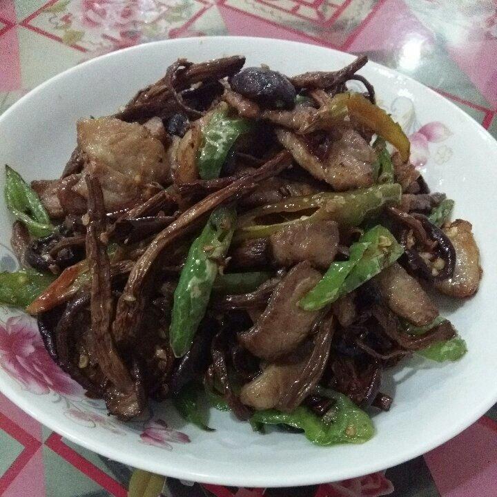 五花肉干锅茶树菇