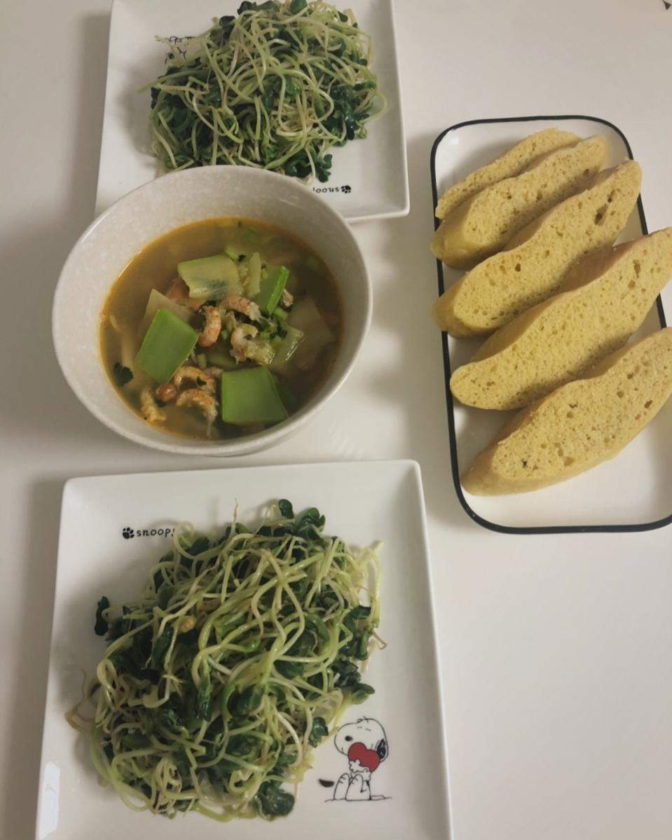 奥尔良烤鸡腿虾仁西葫芦汤