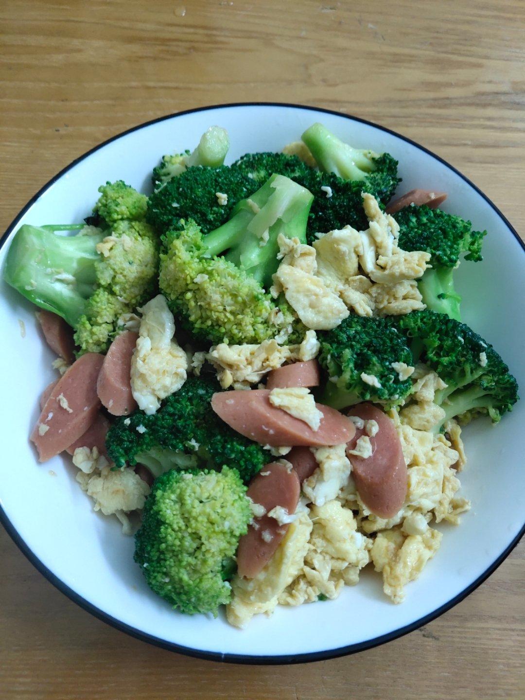 {☀快手晚餐☀}火腿肠滑蛋西兰花