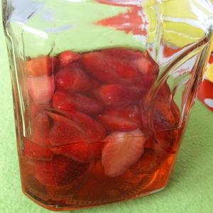 自制草莓天然活酵母的做法 步骤1