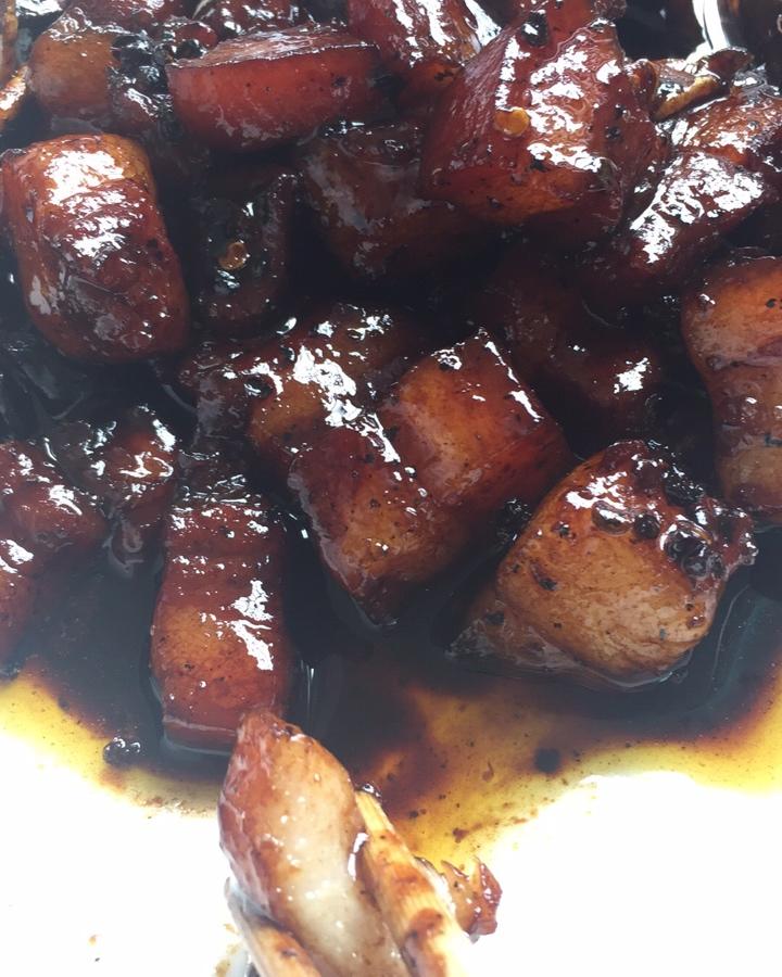 吃着碗里望着锅里的红烧肉