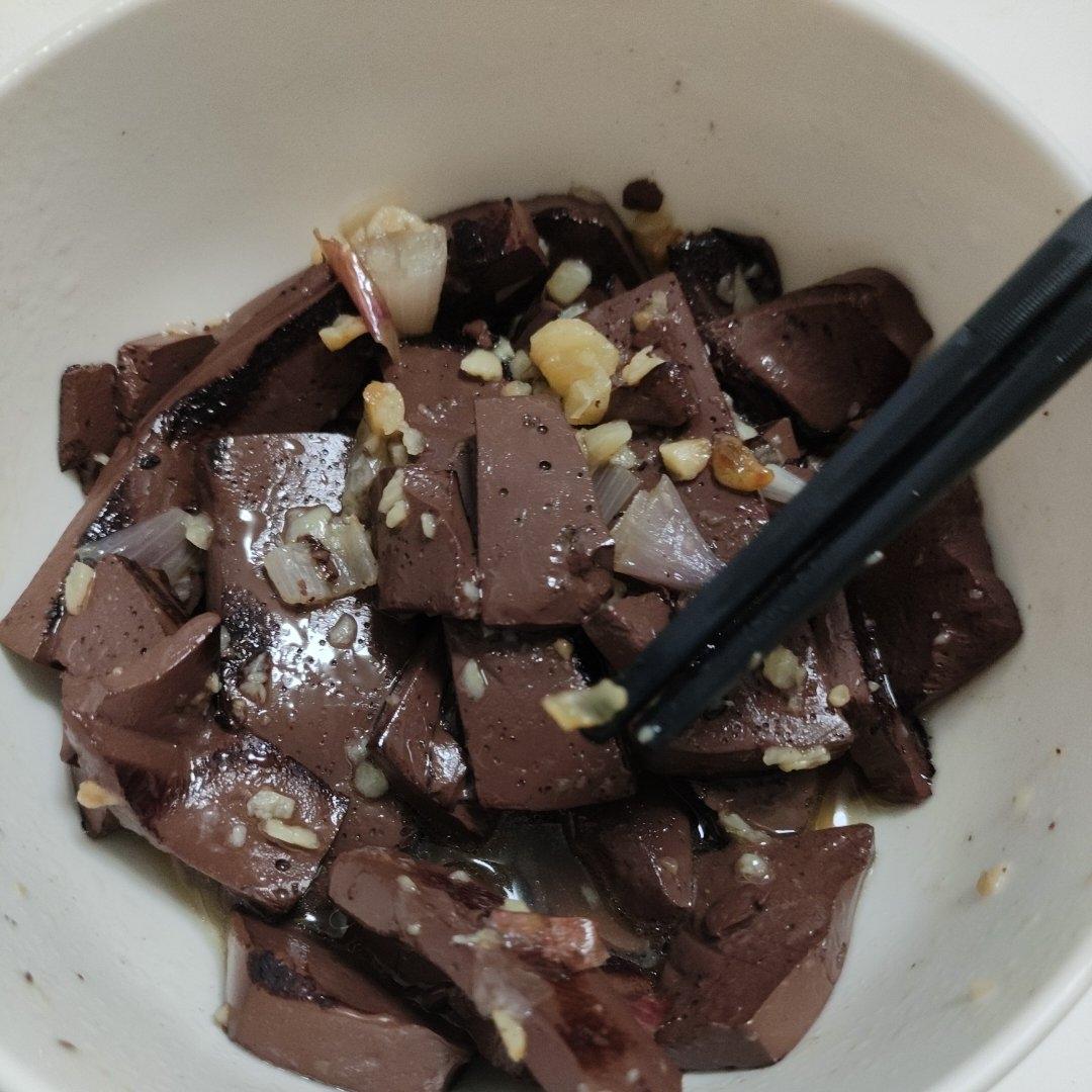 猪血炒韭菜，每周吃两三次，养胃补血，气色佳