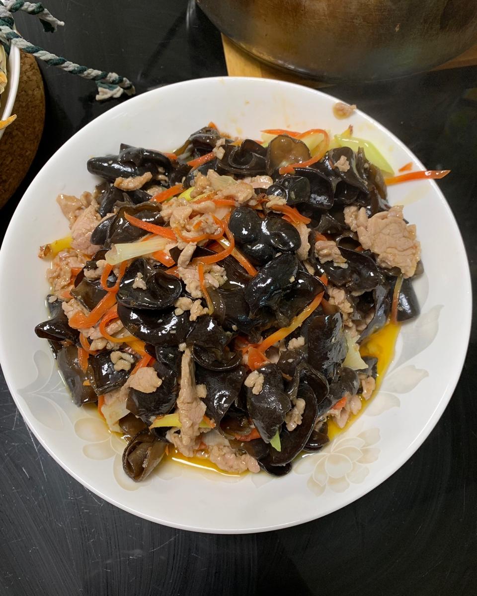 我是懒妈做的木耳炒肉