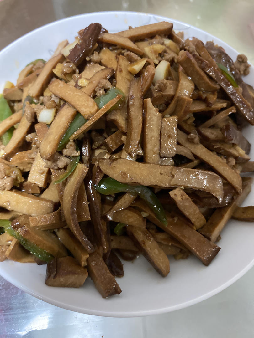 一缕白画做的五香豆干炒肉