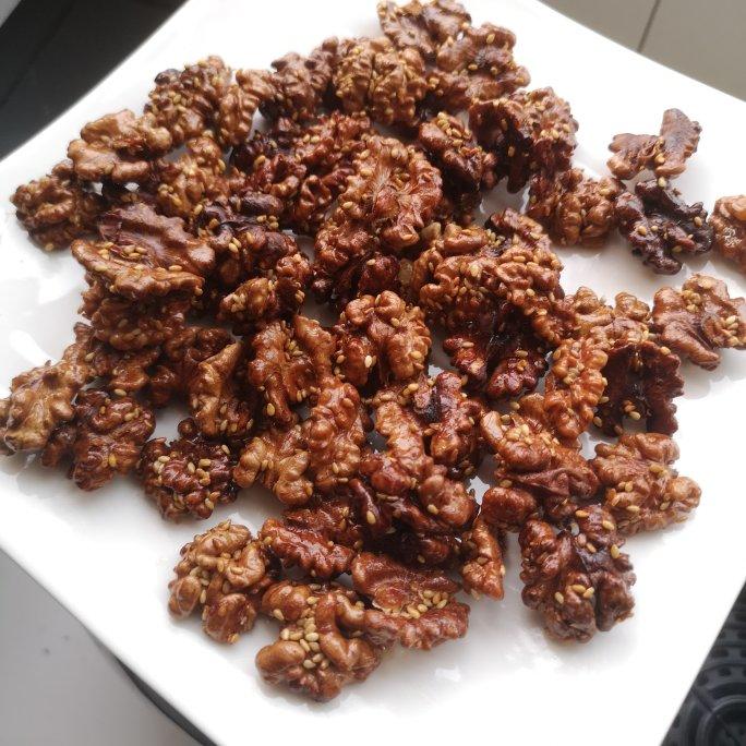 不用油炸也可以做出，酥脆香甜嘎嘣脆的琥珀核桃仁，关键还特简单。
