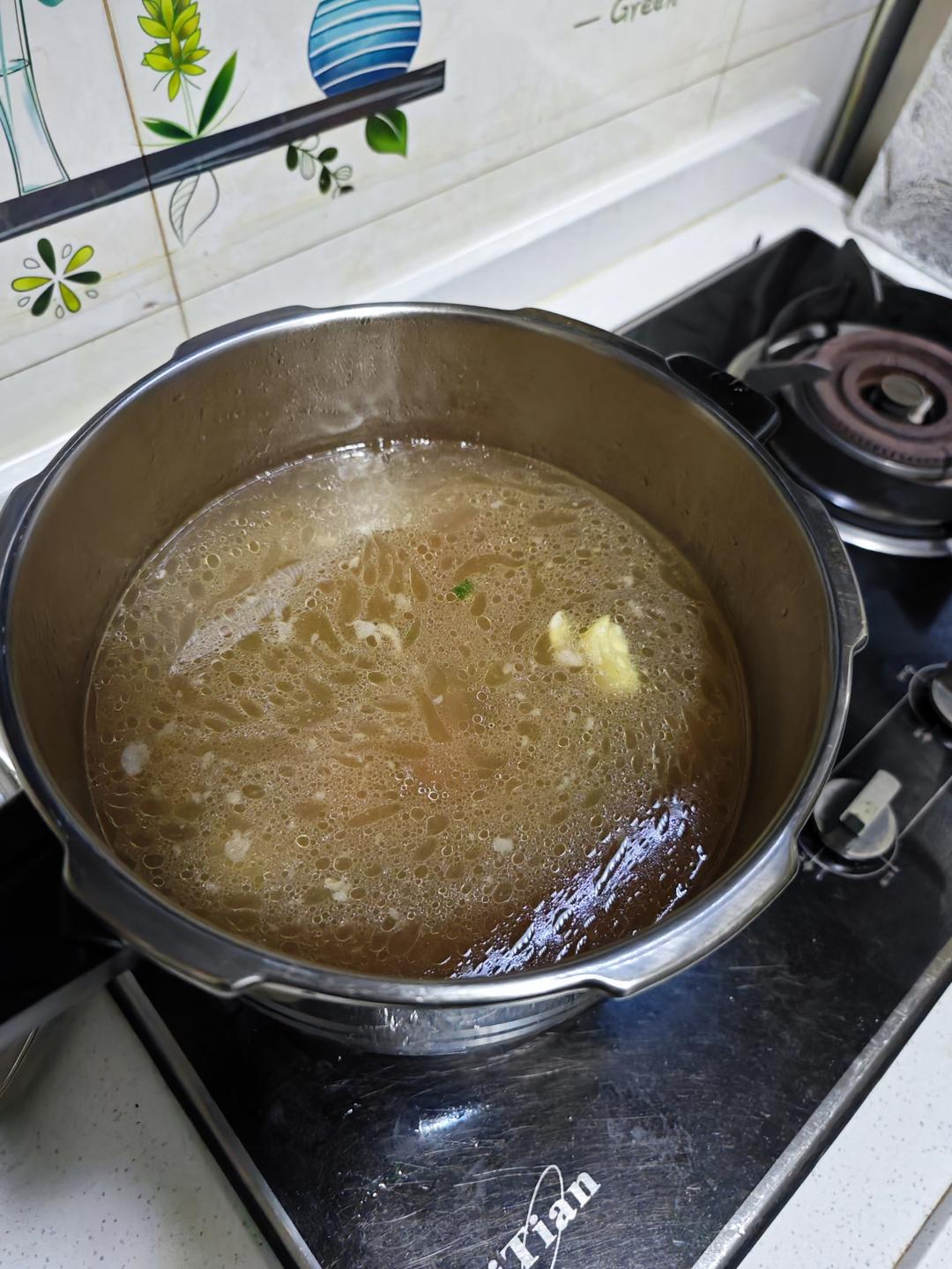 非常简单又美味的大骨头汤