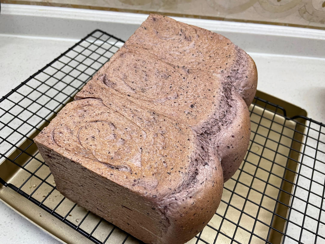 软到可以晾起来的紫米吐司🍞