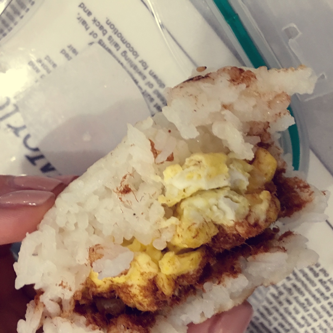 丽妈简易版早餐～肉松鸡蛋饭团
