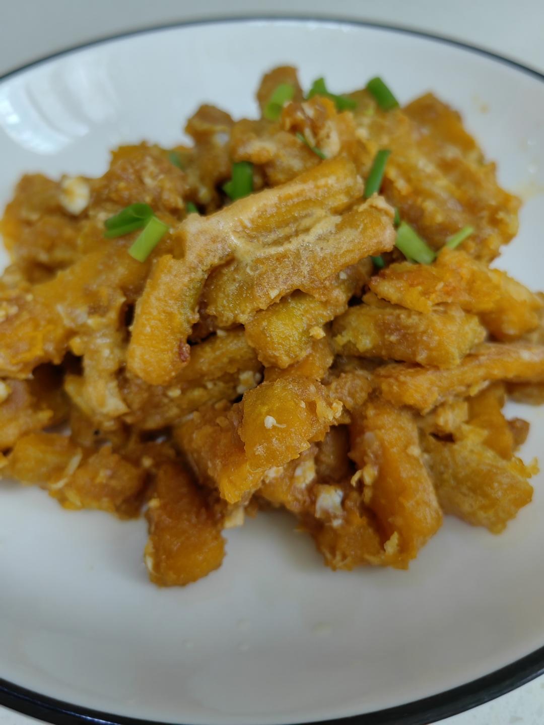 原来饭店的蛋黄焗南瓜是这样做，难怪自己做不好吃，技巧全告诉你